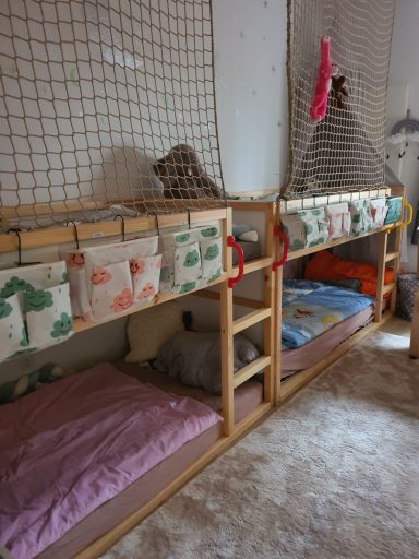 so schlafen wir und mit Schaumstoffbettchen für die kleinen